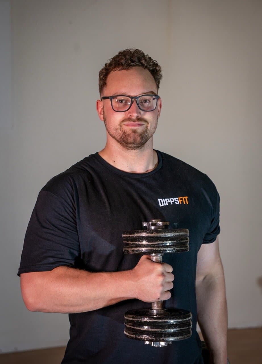 Bennet, Gründer von DippsFit, mit einer Kurzhantel