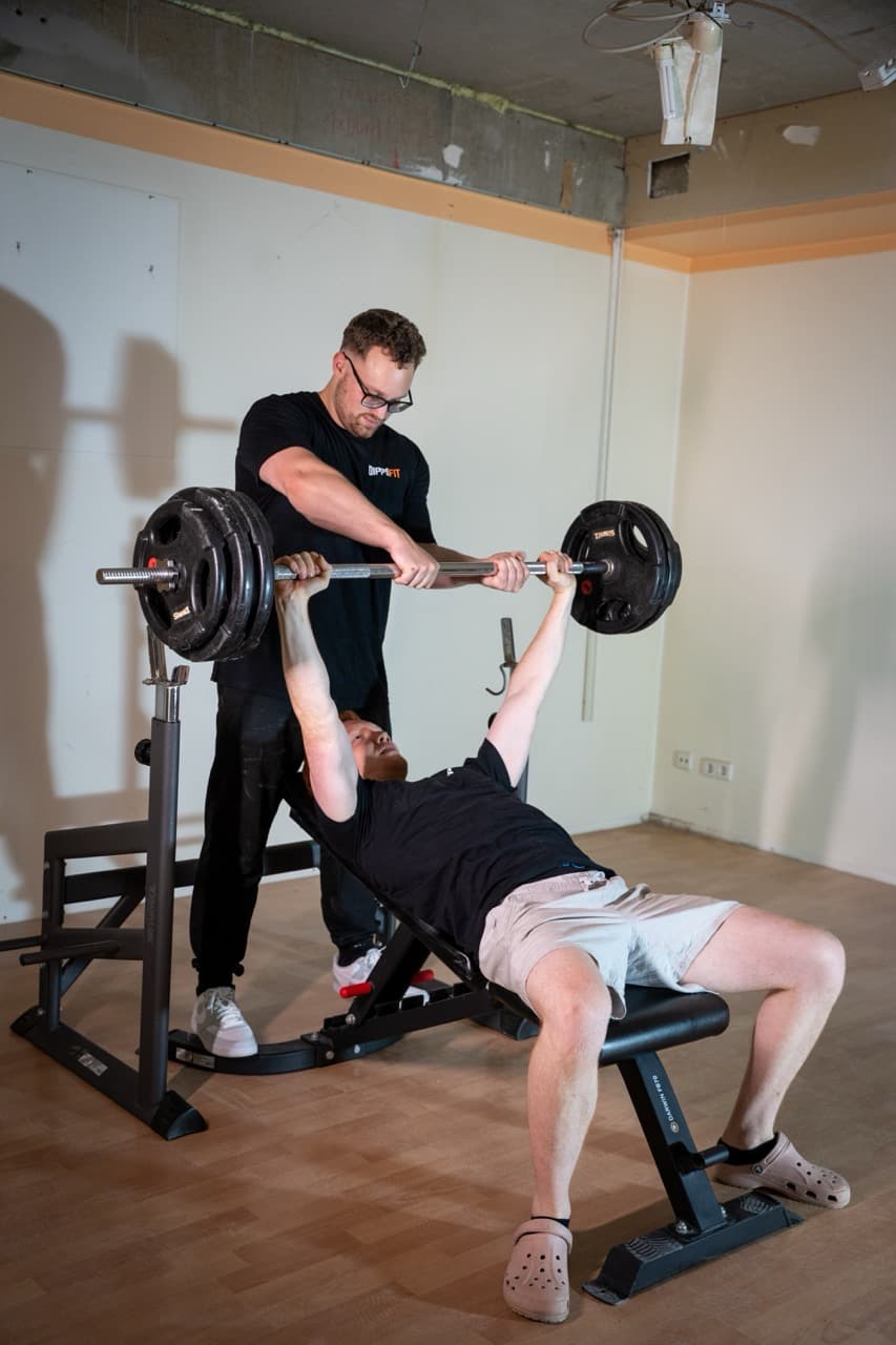Training auf der Bank mit Spotter