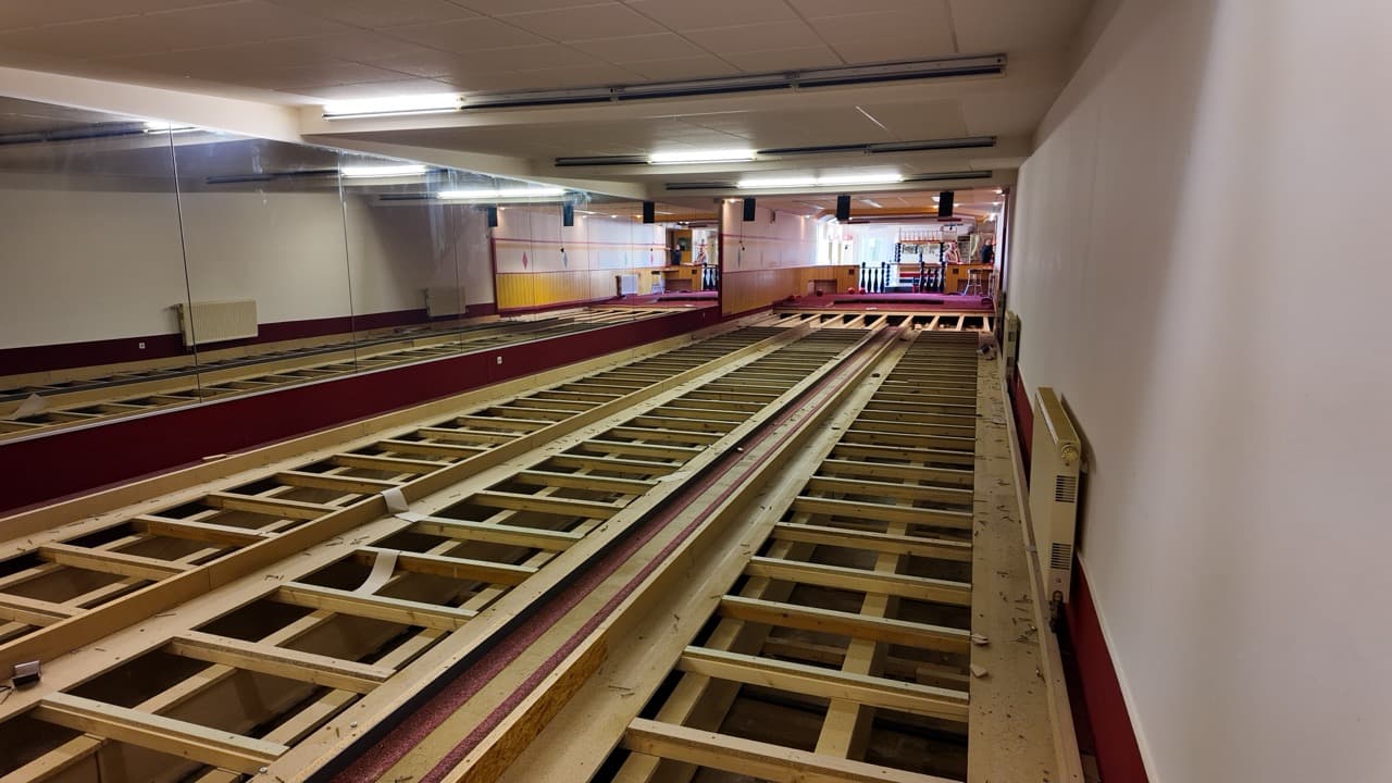 Die zurückgebauten Bowlingbahnen mit offenem Unterbau