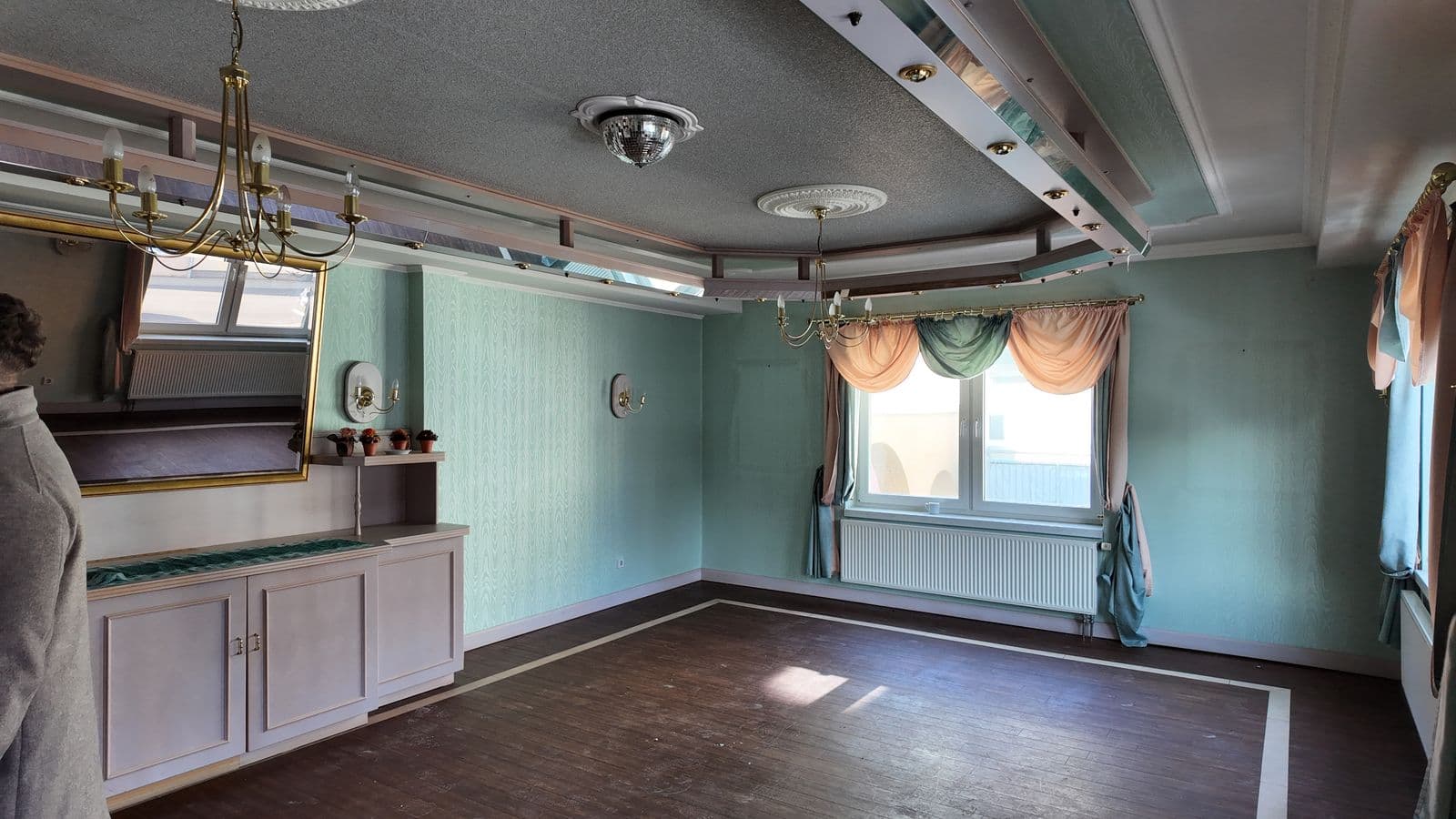 Das alte Kaminzimmer mit Kronleuchter und Wandvertäfelung